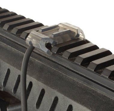 AR-15 'e kurulmuş kablo yönetim sistemi