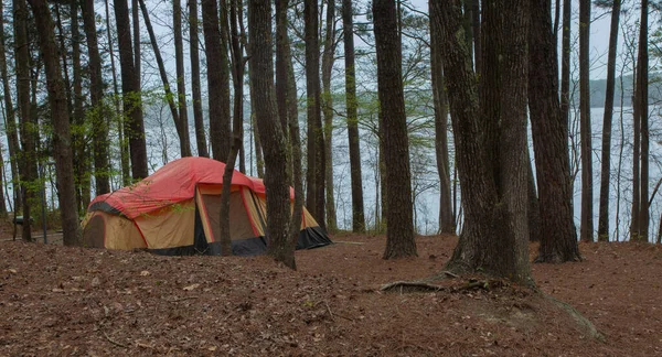 能俯瞰北卡罗莱纳州约旦湖的尼龙帐篷 — 图库照片