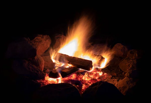 Fogueira Que Está Queimando Quente Durante Uma Noite Escura — Fotografia de Stock