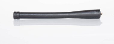 Beyaz arkaplanı olan telsiz sesli anten ve metin için yeri olan yansıma