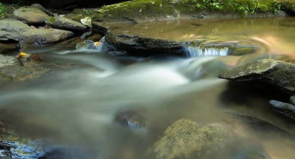 ノースカロライナ州ブーンの近くの岩や岩で満たされたストリームは 多くの水で速く走る — ストック写真