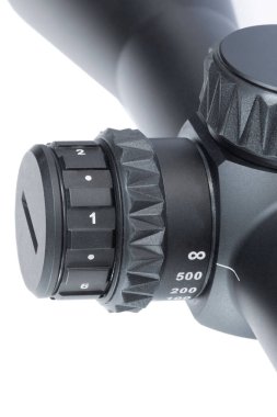 Beyaz renkte izole edilmiş bir tüfekteki parçacık parlaklığı ve paraşüt açıcı ayarlama kadranı