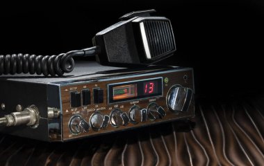 CB radyo ve mikrofon Kanal 13 'e ayarlandı