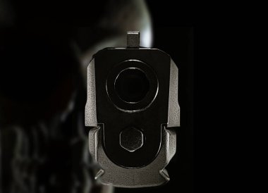 Ön taraftaki yarı otomatik tabanca tabancasının 3 boyutlu bir çizimi ve arkasında da fotokopi alanı olan bir kafatası var.