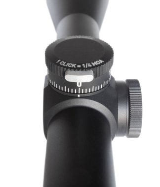 Beyazda izole edilmiş bir tüfekle yükseklik ayarlama kadranı