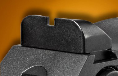 Turuncu bir arka planda gölgeli tabanca.