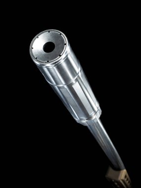 Susturucu siyah arka planda bir tüfeğin namlusunda