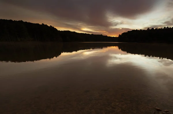 Frorest Silhueta Como Sol Nasce Sobre Falls Lake Carolina Norte — Fotografia de Stock