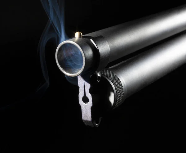 Shotgun Vat Met Blauwe Rook Komt Uit Een Zwarte Achtergrond — Stockfoto
