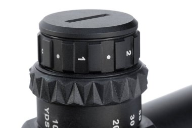 Beyaz renkte izole edilmiş bir tüfek dürbününde parçacık parlaklığı kontrol kadranı.