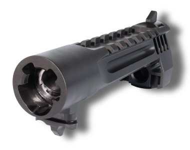 Beyaz arka planda yüksek güçlü yarı otomatik bir tabanca için kaydırak ve namlunun arkasındaki gölge..