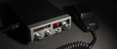 Elektrik kesildikten sonra acil durum kanalında mikrofonlu CB radyo var.