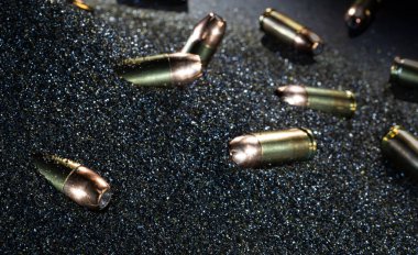 Metali yepyeni tabanca fişekleriyle cilalamak için ortam