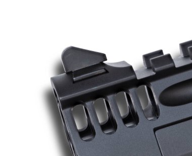 Beyaz arka planda gölgesi olan yarı otomatik büyük bir tabancanın ön görüş açısına ve limanlarına yakından bakın.. 