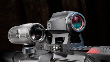 Büyüteç, karanlık bir ormanda AR-15 'te 5 üzerinden sallandı.