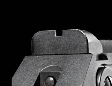 Siyah arka planda bir tabancada çentik.