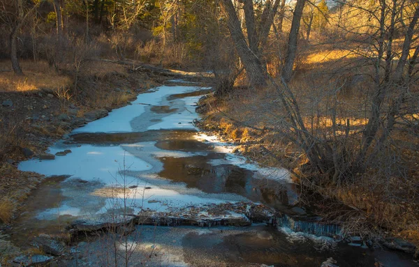 Piccolo Torrente Montana Con Ghiaccio Spolverata Neve Inverno — Foto Stock