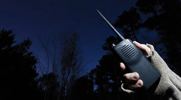 在星夜的茂密森林里 对讲机试图呼救 — 图库照片