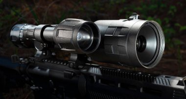 Kızılötesi gece görüş dürbünü açık havada modern bir spor tüfeğinde.