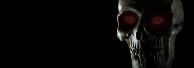 Kopya alanı olan bir kafatasında parlayan kırmızı gözler