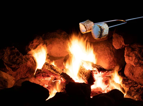 棉花糖 夜间在篝火上烤着打喷嚏 — 图库照片