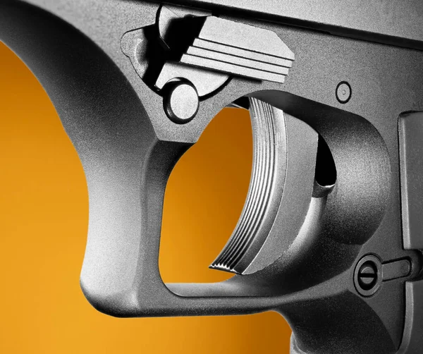 Primer Plano Gatillo Pistola Semiautomática Con Fondo Naranja Marrón — Foto de Stock