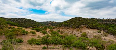 Texas Hill Country 'nin ücra bir bölgesinde bulutlu bir gün