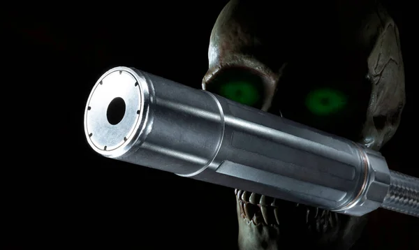 Siyah Bir Susturucunun Arkasındaki Yeşil Gözlü Kafatası — Stok fotoğraf