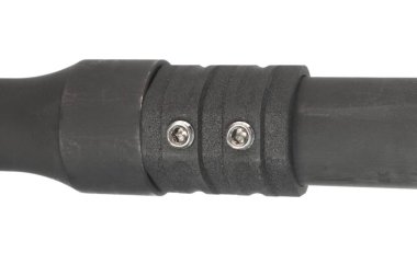 Beyazda izole edilmiş bir AR-15 varilinin gaz bloğunu tutan fındıklar