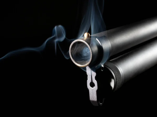 Shotgun Κάπνισμα Μετά Από Έναν Πυροβολισμό Μαύρο Φόντο — Φωτογραφία Αρχείου