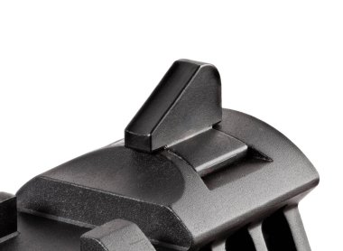 Beyaz üzerine izole edilmiş büyük bir tabancanın ön görüş açısı.