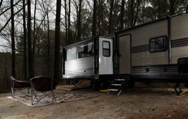 Kuzey Carolina 'daki Ürdün Gölü' nde bir karavanda boş sandalyeler.