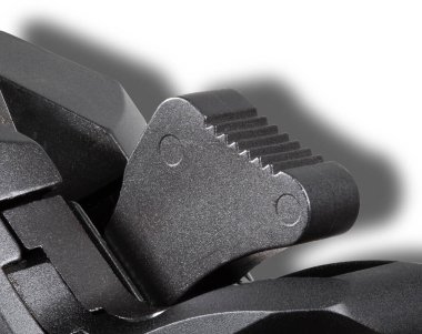 Çekiç yarı otomatik tabancanın arkasında gölgesi var.