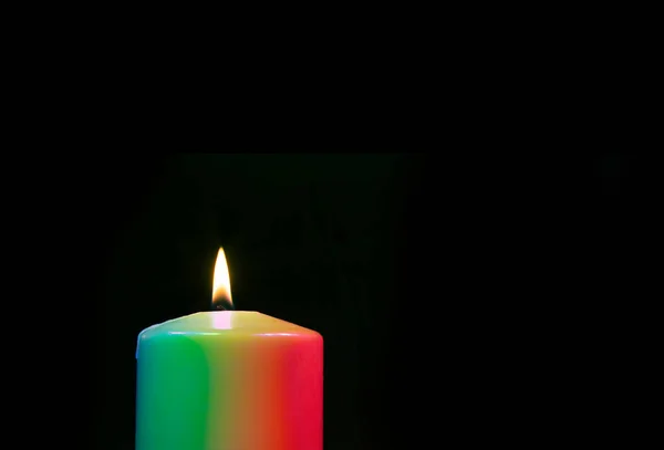 彩虹色的蜡烛在黑暗的背景上燃烧 — 图库照片