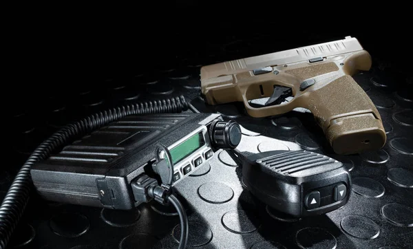 Pistola Semiautomática Radio Bidireccional Emergencia Una Alfombra Negra — Foto de Stock