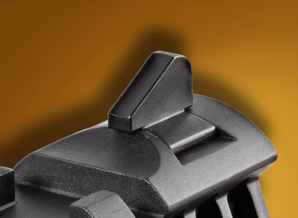 Turuncu arka planı ve gölgesi olan bir tabancanın önüne nişan al.