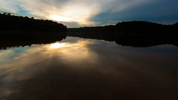 Lago Refletindo Pôr Sol Através Nuvens Falls Lake Carolina Norte — Fotografia de Stock