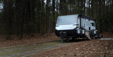 Karavan bulutlu bir günde Kuzey Carolina 'da bir kamp alanına girdi.