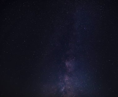 Samanyolu sonbaharda Kuzey Carolina üzerinde parlak bir gökyüzünde