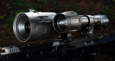 Açık havada bir AR-15 'te gece görüş dürbünü.