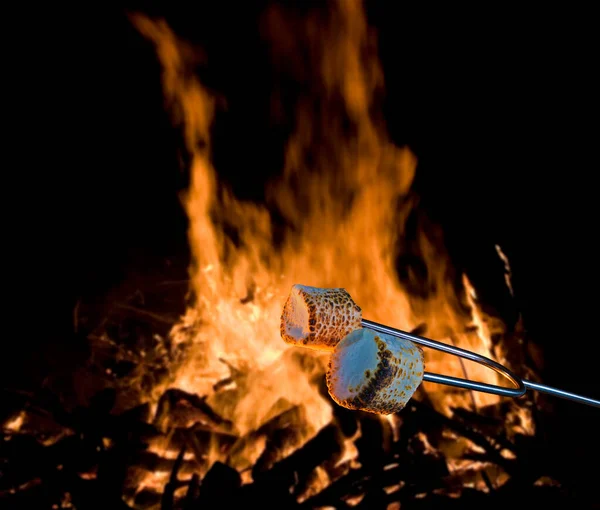 一群棉花糖在篝火上烤着 让人冒烟 — 图库照片