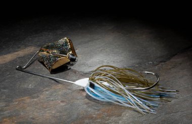 Büyük ağızlı levrek için parlak balık yemi. Suyun üstünde kullanılır.