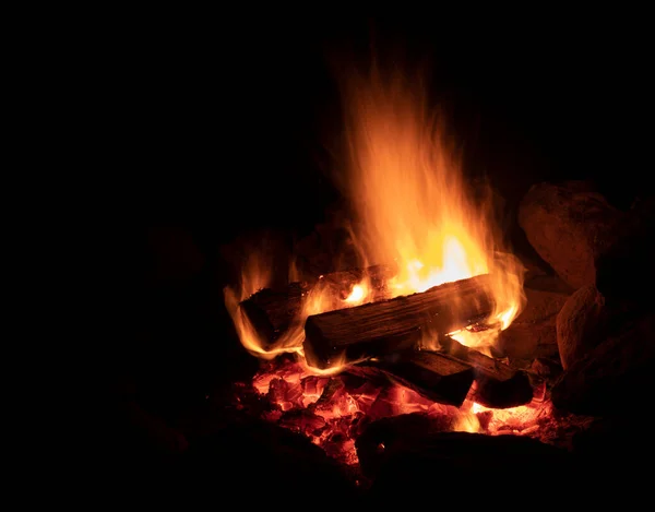 Kampvuur Nachts Met Zwarte Ruimte Voor Woorden — Stockfoto