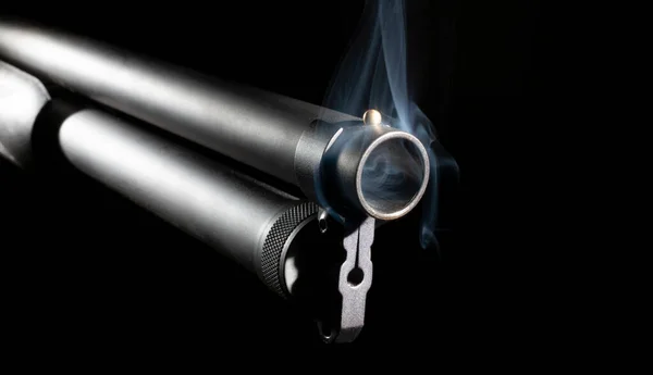 Siyah Arka Plandaki Dumanı Tüten Tüfek Namlusu — Stok fotoğraf