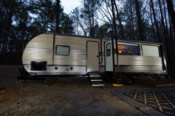 Camper Lese Jako Noc Padá Jordánského Jezera Severní Karolíně — Stock fotografie