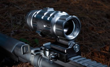 Açık havada bir büyüteçle saldırı tüfeği.