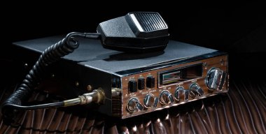 Dalgalı yüzeyde Mike 'la yan bant operasyonu yapan iki yönlü radyo.