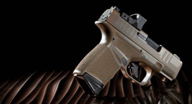 Dalgalı branz zemin üzerinde yarı otomatik polimer tabanca