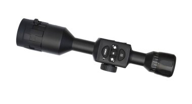 Kızıl ötesi gece görüşlü tüfek dürbünü beyazın üstünde izole bir şekilde tepeden görülüyor.