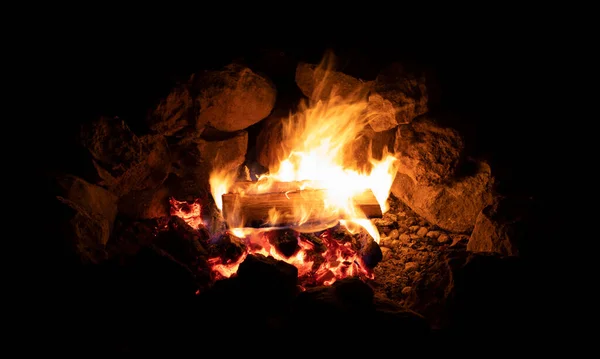 Campfire Κλίνει Προς Δεξιά Ένα Ελαφρύ Άνεμο — Φωτογραφία Αρχείου